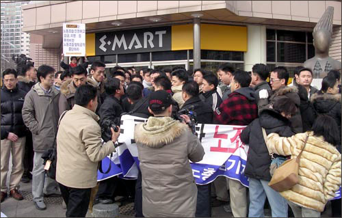 지난 28일 경기일반노조가 '이마트 수지점의 여성계산원 노조탄압 규탄 2차 기자회견'을 열자 경비원들이 몰려나와 회견을 방해하면서 노조측과 몸싸움을 벌이고 있다. 